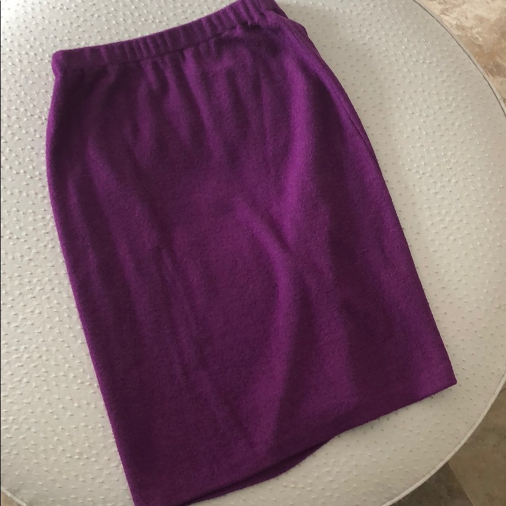 Purple/magenta knit St. John skirt. Size 4.